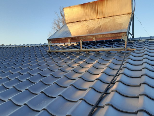 太陽熱温水器の載った屋根の葺き替え完了